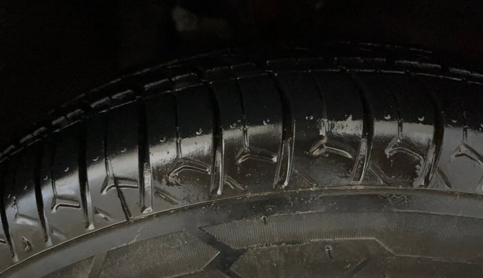 2014 Hyundai i10 SPORTZ 1.1, CNG, Manual, 50,650 km, Right Front Tyre Tread