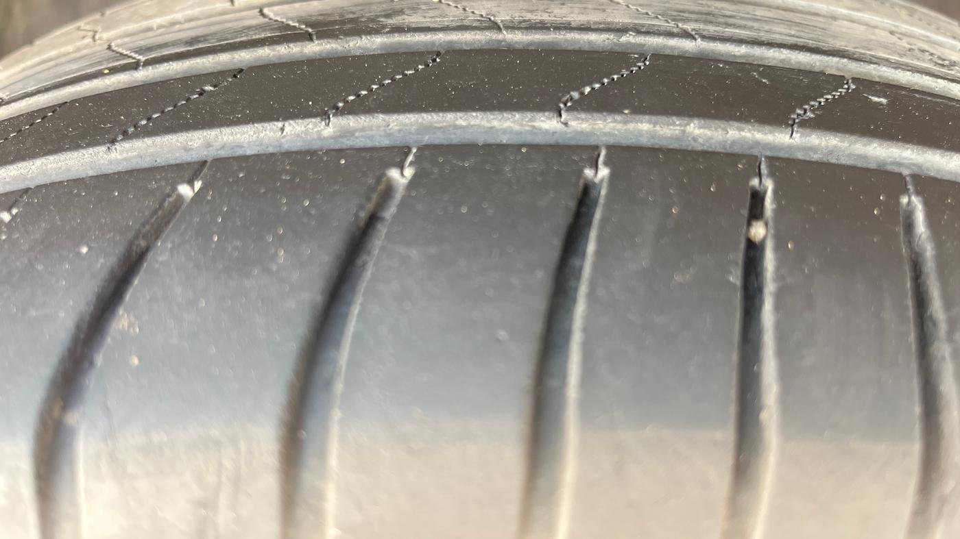 2023 Skoda KUSHAQ STYLE 1.0L TSI AT, Petrol, Automatic, 1,04,782 km, Left Front Tyre Tread