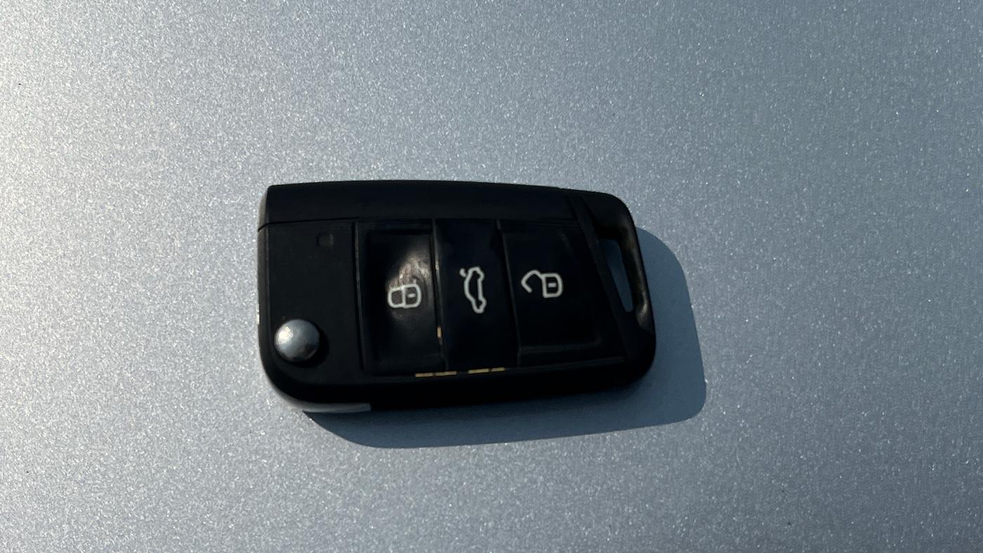 2023 Skoda KUSHAQ STYLE 1.0L TSI AT, Petrol, Automatic, 1,04,782 km, Key Close Up