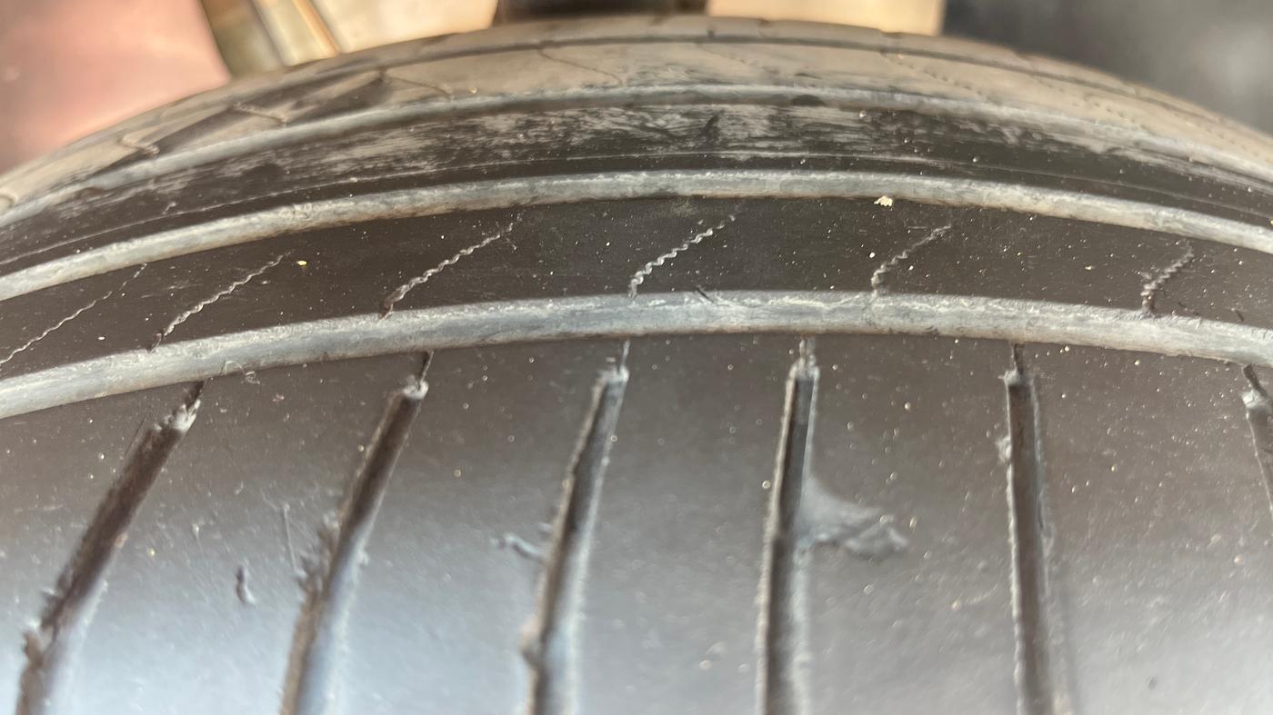 2023 Skoda KUSHAQ STYLE 1.0L TSI AT, Petrol, Automatic, 1,04,782 km, Right Front Tyre Tread