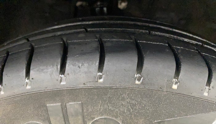2010 Maruti Ritz LXI, Petrol, Manual, 52,358 km, Right Front Tyre Tread