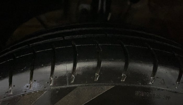 2020 Maruti Swift VXI, CNG, Manual, 95,990 km, Left Front Tyre Tread