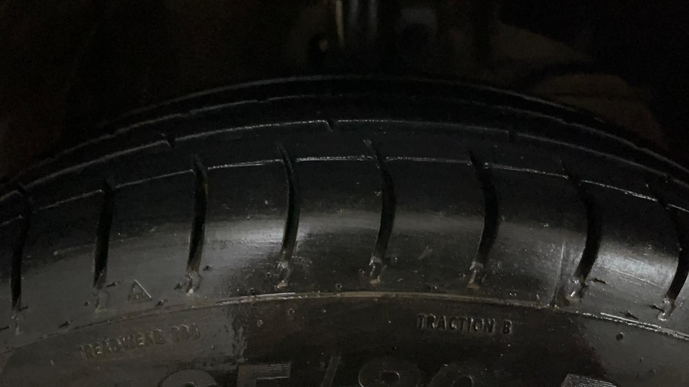 2020 Maruti Swift VXI, CNG, Manual, 96,007 km, Right Front Tyre Tread