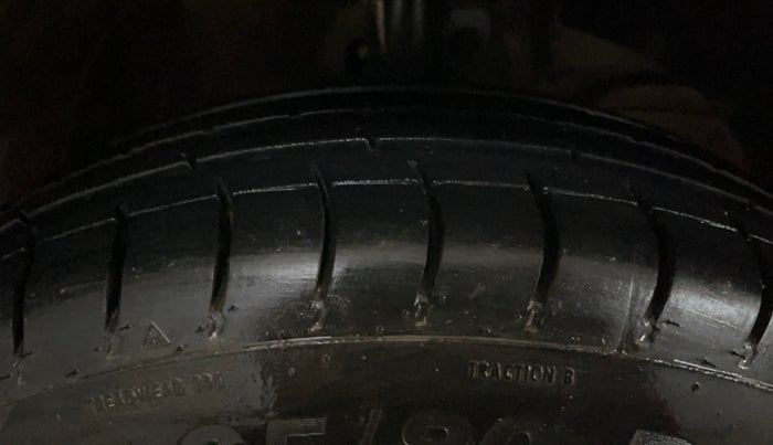 2020 Maruti Swift VXI, CNG, Manual, 95,990 km, Right Front Tyre Tread