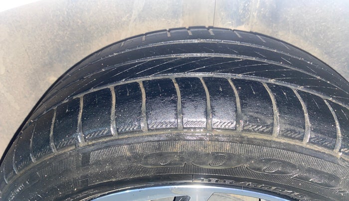 2021 Volkswagen Polo COMFORTLINE 1.0L MPI, Petrol, Manual, 31,674 km, Left Rear Tyre Tread