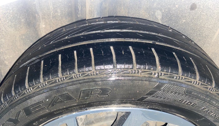 2021 Volkswagen Polo COMFORTLINE 1.0L MPI, Petrol, Manual, 31,674 km, Right Rear Tyre Tread