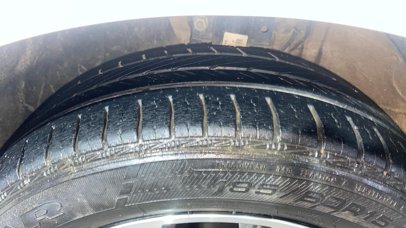 2021 Volkswagen Polo COMFORTLINE 1.0L MPI, Petrol, Manual, 31,683 km, Left Front Tyre Tread