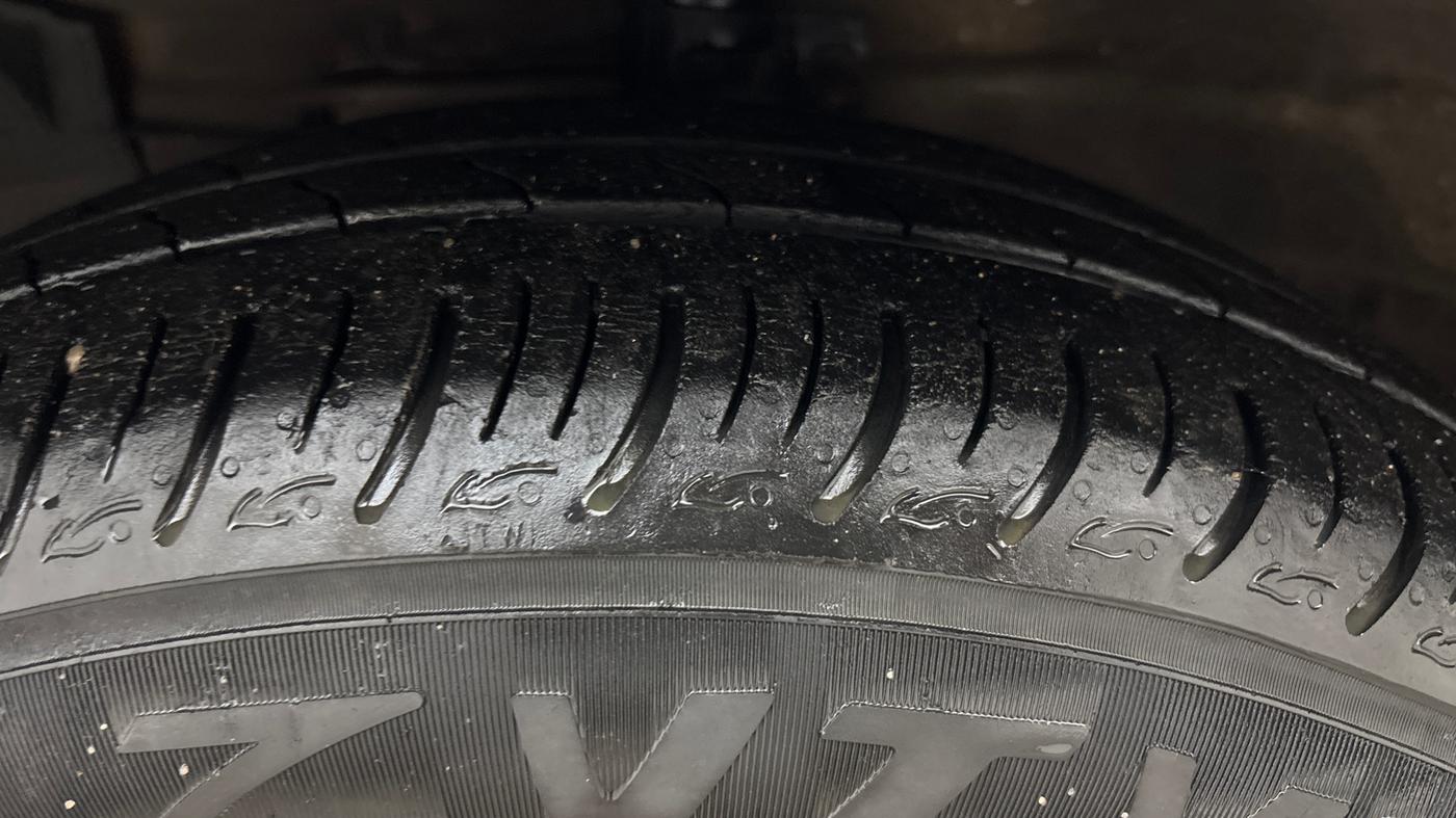 2015 Maruti Ciaz VDI+ SHVS, Diesel, Manual, 1,32,516 km, Left Front Tyre Tread