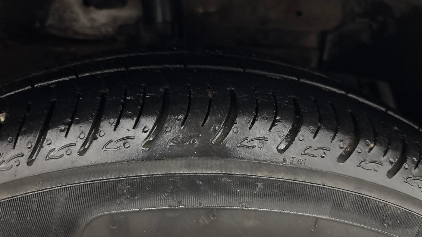 2015 Maruti Ciaz VDI+ SHVS, Diesel, Manual, 1,32,516 km, Right Front Tyre Tread