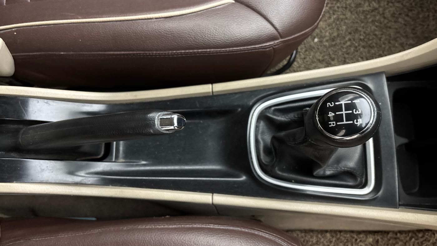 2015 Maruti Ciaz VDI+ SHVS, Diesel, Manual, 1,32,516 km, Gear Lever