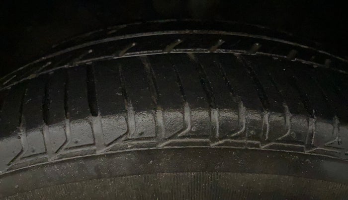 2017 Maruti Baleno DELTA PETROL 1.2, Petrol, Manual, 71,100 km, Left Front Tyre Tread