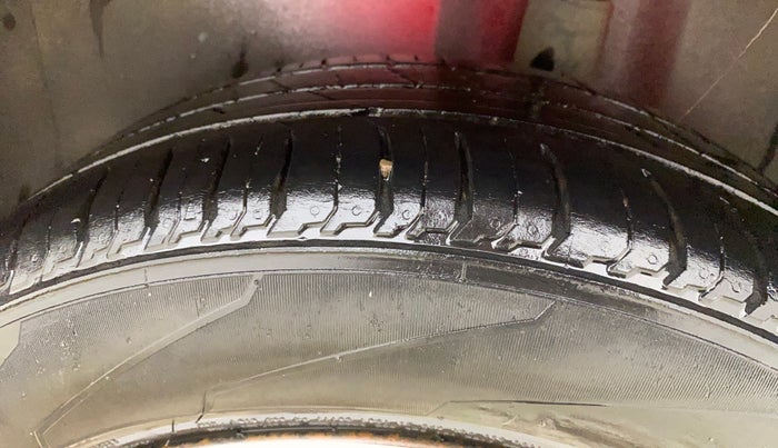 2013 Volkswagen Polo COMFORTLINE 1.2L PETROL, Petrol, Manual, 1,14,886 km, Left Rear Tyre Tread