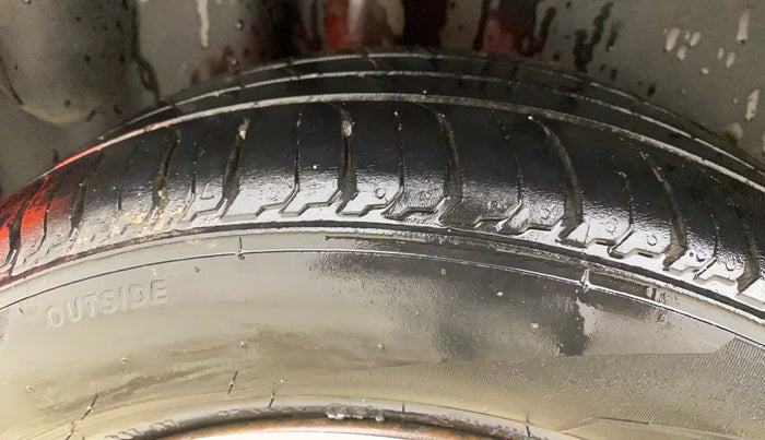 2013 Volkswagen Polo COMFORTLINE 1.2L PETROL, Petrol, Manual, 1,14,886 km, Right Rear Tyre Tread