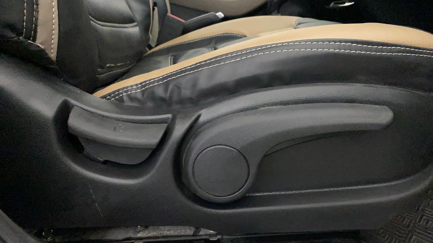 2019 Hyundai Elite i20 SPORTZ PLUS 1.2, Petrol, Manual, 34,066 km, Driver Side Adjustment Panel