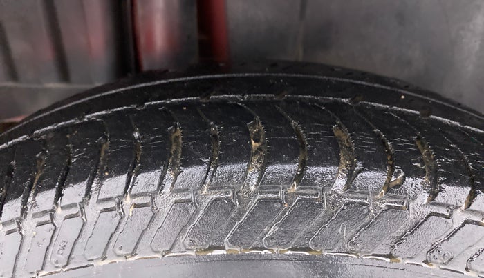 2016 Maruti Swift VXI, Petrol, Manual, 62,849 km, Right Rear Tyre Tread