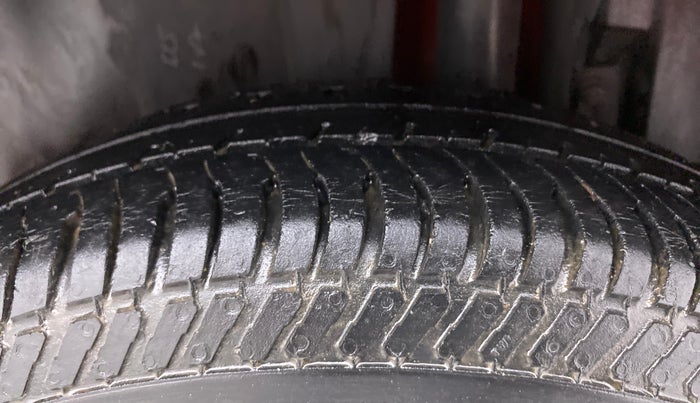 2016 Maruti Swift VXI, Petrol, Manual, 62,849 km, Left Rear Tyre Tread