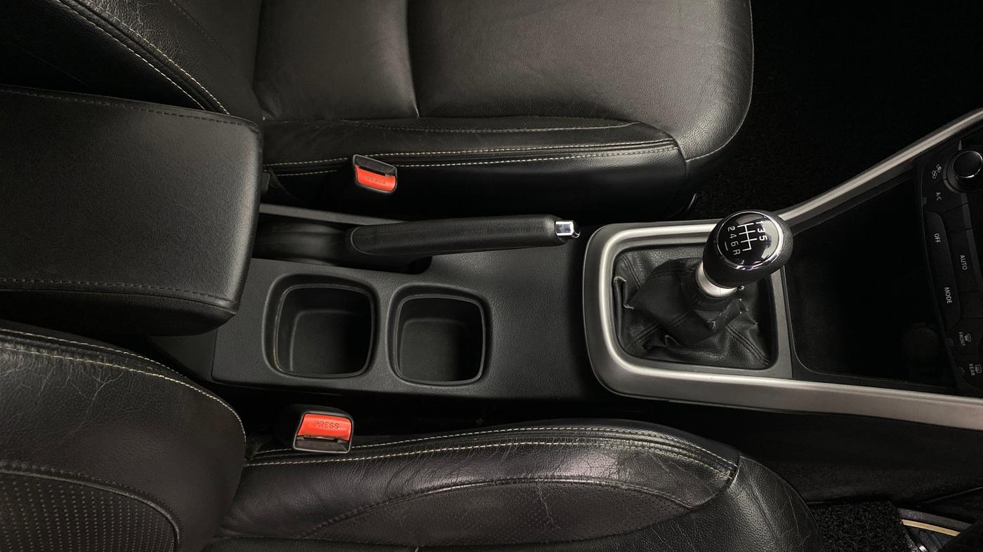 2015 Maruti S Cross ALPHA 1.6, Diesel, Manual, 67,120 km, Gear Lever