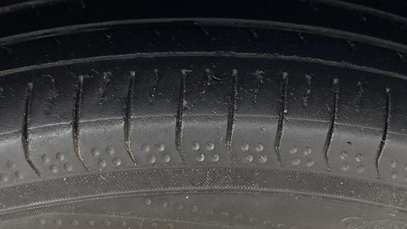 2015 Maruti S Cross ALPHA 1.6, Diesel, Manual, 67,120 km, Right Front Tyre Tread