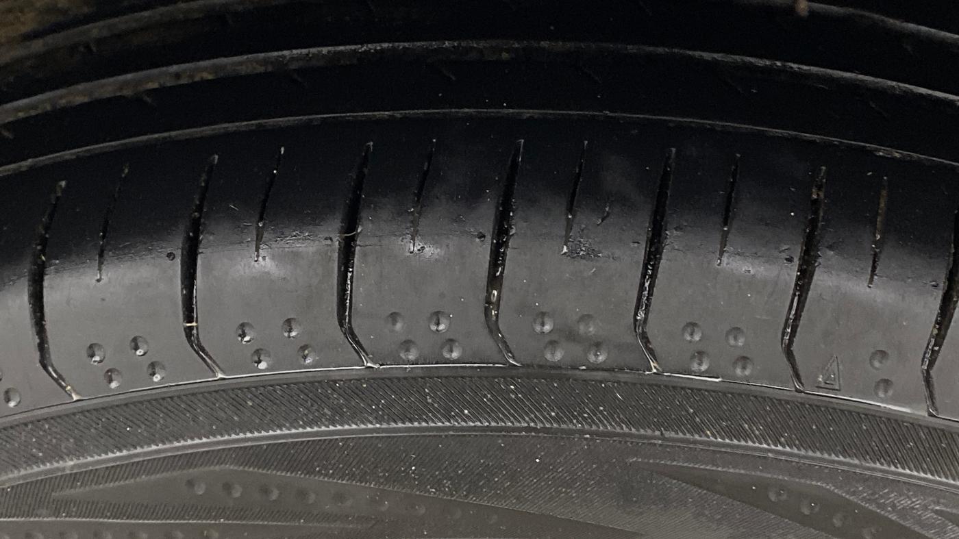 2015 Maruti S Cross ALPHA 1.6, Diesel, Manual, 67,120 km, Right Rear Tyre Tread
