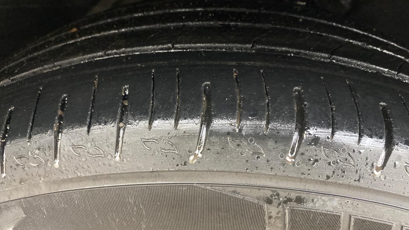 2022 Mahindra XUV700 AX 5 P MT 5 STR, Petrol, Manual, 42,517 km, Right Front Tyre Tread