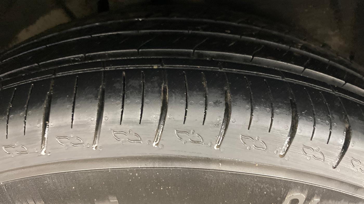 2022 Mahindra XUV700 AX 5 P MT 5 STR, Petrol, Manual, 42,517 km, Right Rear Tyre Tread