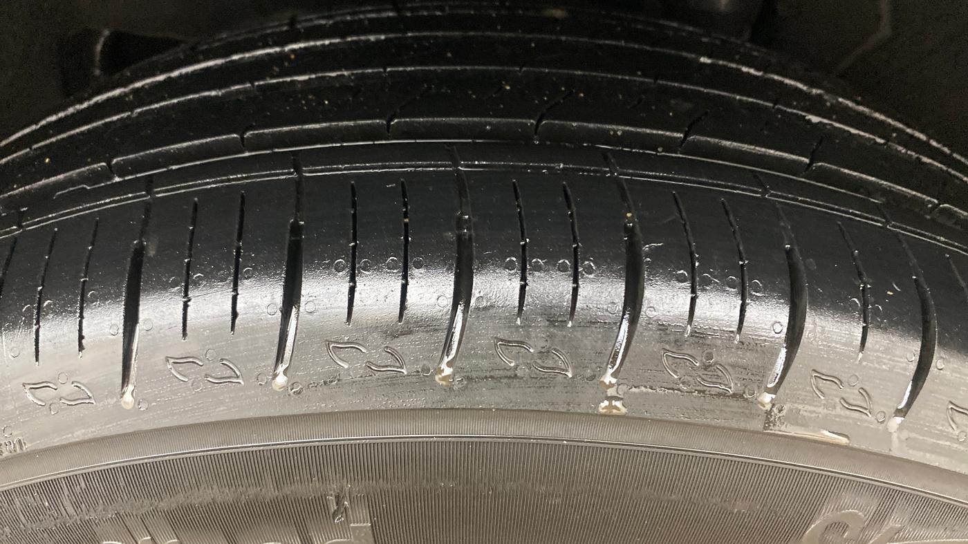 2022 Mahindra XUV700 AX 5 P MT 5 STR, Petrol, Manual, 42,517 km, Left Rear Tyre Tread