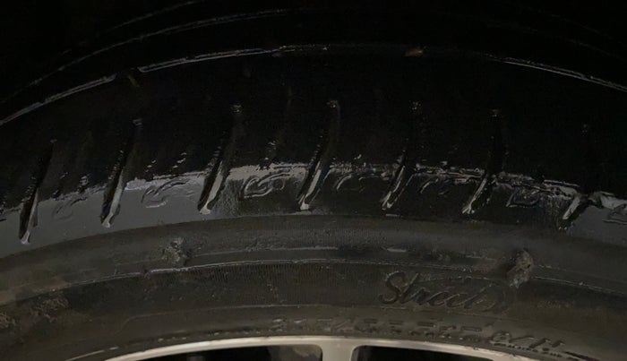 2019 Mahindra XUV300 W8 (O) 1.5 DIESEL AMT, Diesel, Automatic, 81,169 km, Left Front Tyre Tread