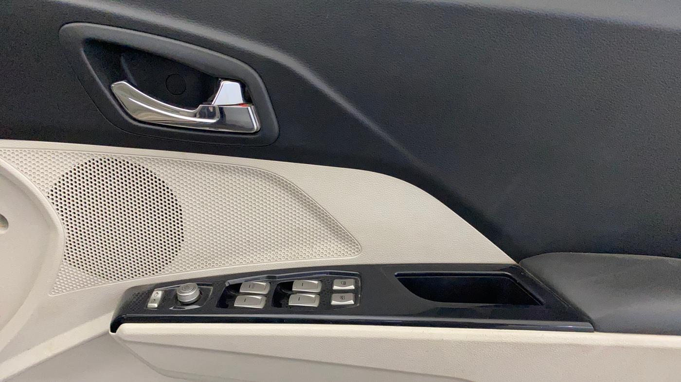 2019 Mahindra XUV300 W8 (O) 1.5 DIESEL AMT, Diesel, Automatic, 81,169 km, Driver Side Door Panels Control