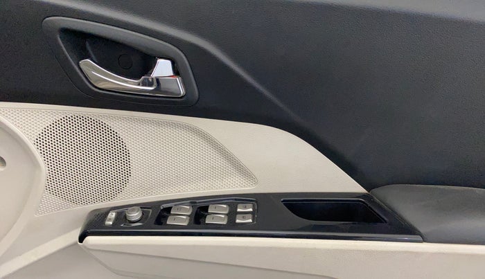 2019 Mahindra XUV300 W8 (O) 1.5 DIESEL AMT, Diesel, Automatic, 81,169 km, Driver Side Door Panels Control