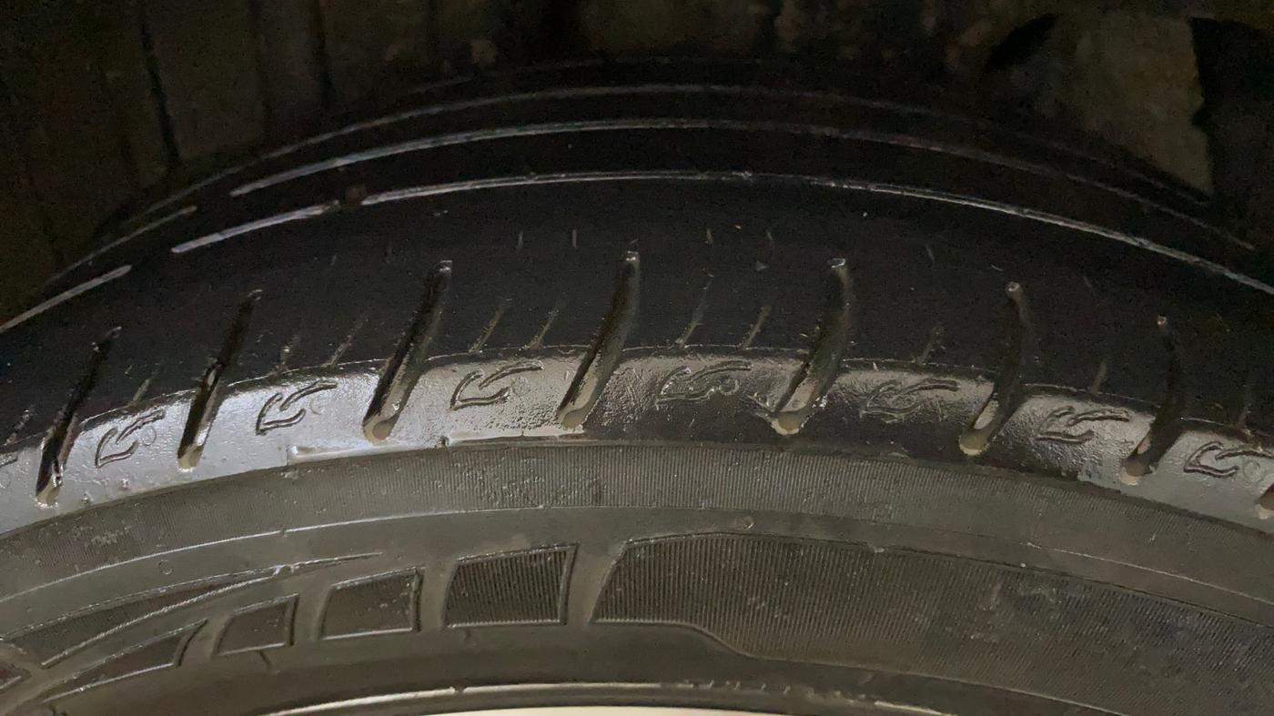 2019 Mahindra XUV300 W8 (O) 1.5 DIESEL AMT, Diesel, Automatic, 81,169 km, Right Rear Tyre Tread