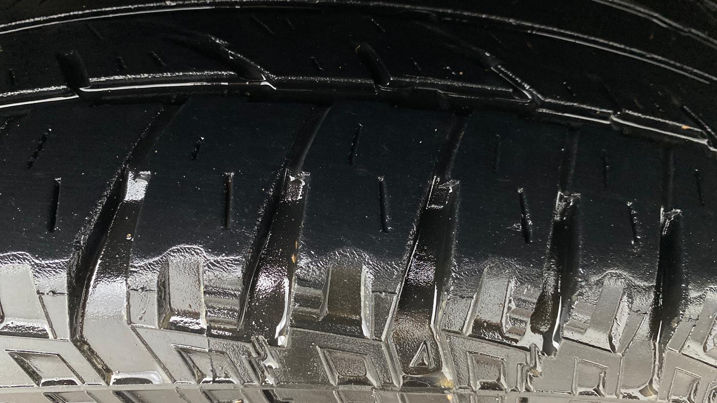 2017 Renault Duster RXS CVT, Petrol, Automatic, 1,17,294 km, Right Front Tyre Tread