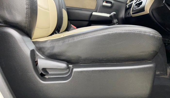 2017 Maruti Wagon R 1.0 LXI CNG, CNG, Manual, 31,257 km, Driver Side Adjustment Panel
