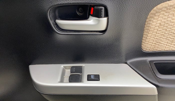 2017 Maruti Wagon R 1.0 LXI CNG, CNG, Manual, 31,257 km, Driver Side Door Panels Control