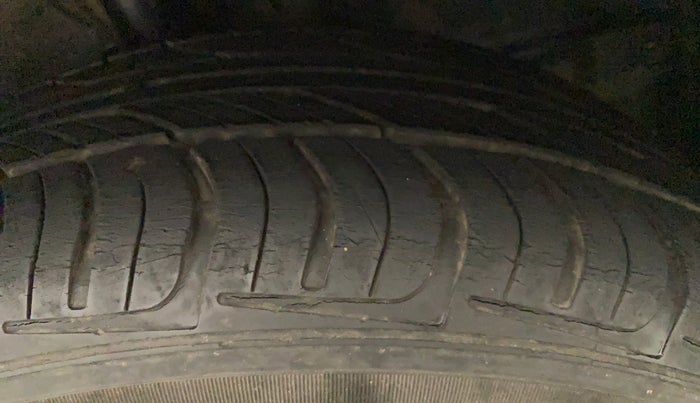 2011 Toyota Corolla Altis G PETROL, Petrol, Manual, 86,841 km, Left Front Tyre Tread