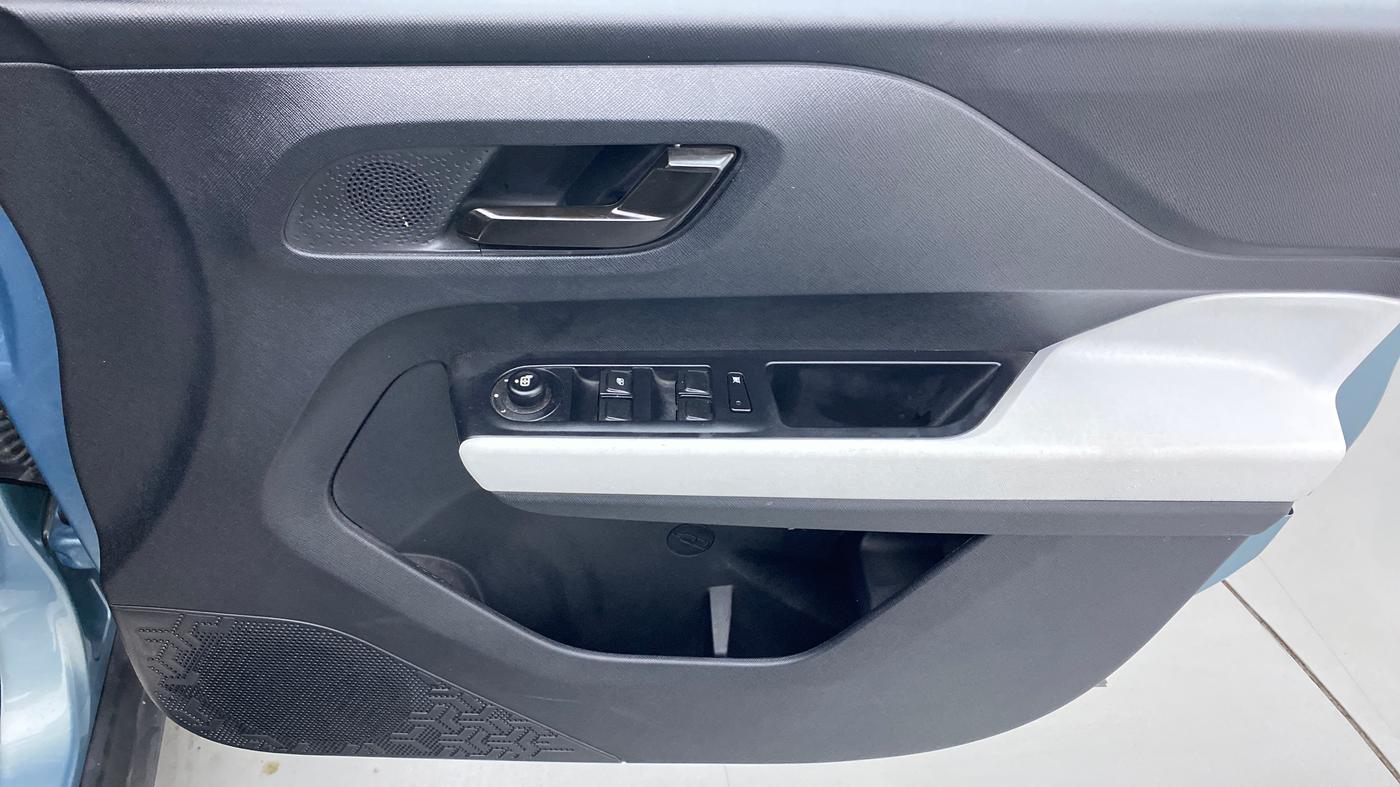 2022 Tata PUNCH ACCOMPLISHED DAZZLE PACK MT, Petrol, Manual, 8,575 km, Driver Side Door Panels Control