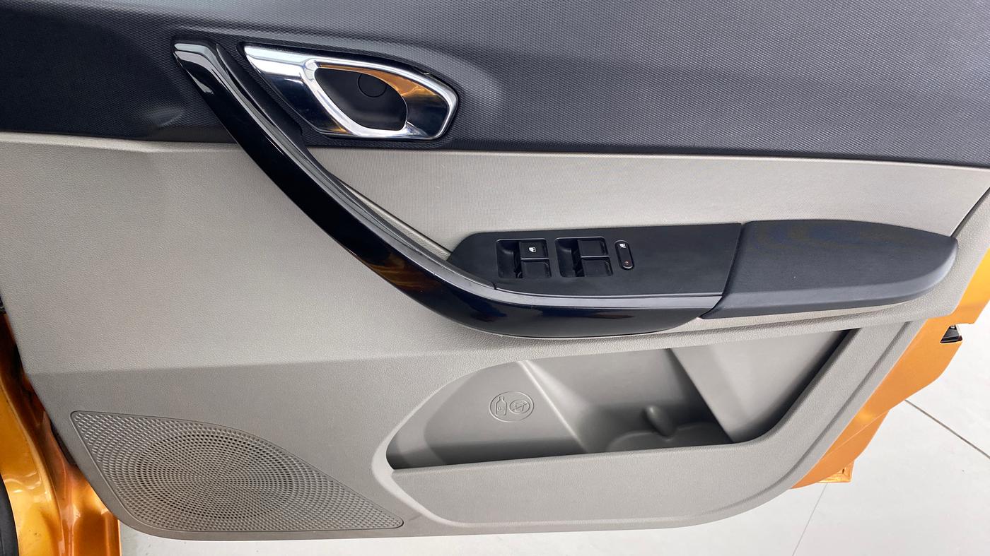2018 Tata Tiago XZ 1.2 REVOTRON, Petrol, Manual, 31,615 km, Driver Side Door Panels Control