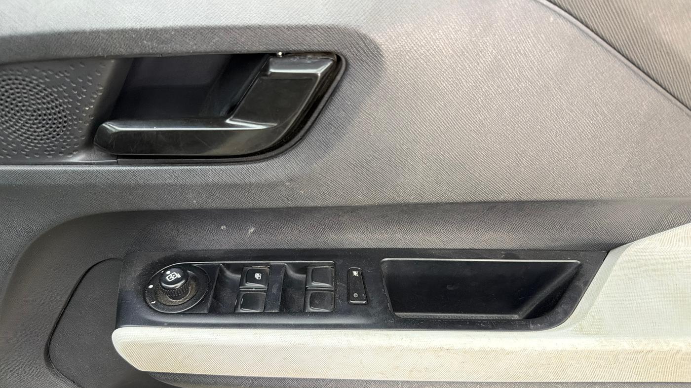 2023 Tata PUNCH ACCOMPLISHED DAZZLE SUNROOF CNG MT, CNG, Manual, 76,917 km, Driver Side Door Panels Control