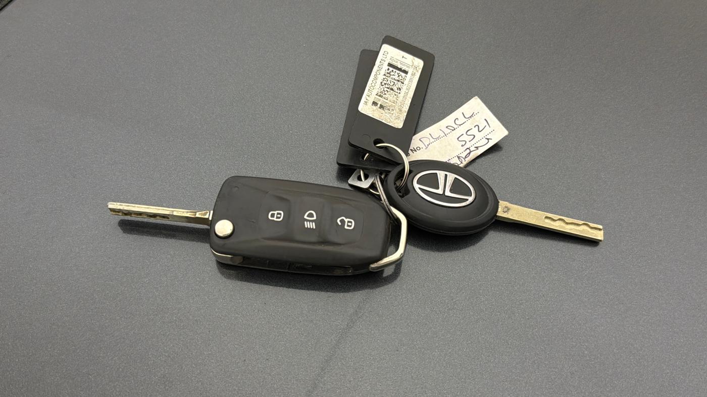 2018 Tata NEXON XM PETROL, Petrol, Manual, 42,767 km, Key Close Up