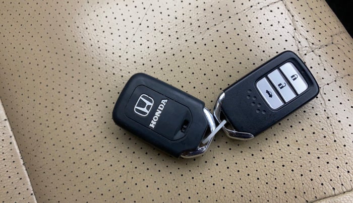 2016 Honda City 1.5L I-VTEC VX, Petrol, Manual, 1,02,341 km, Key Close Up