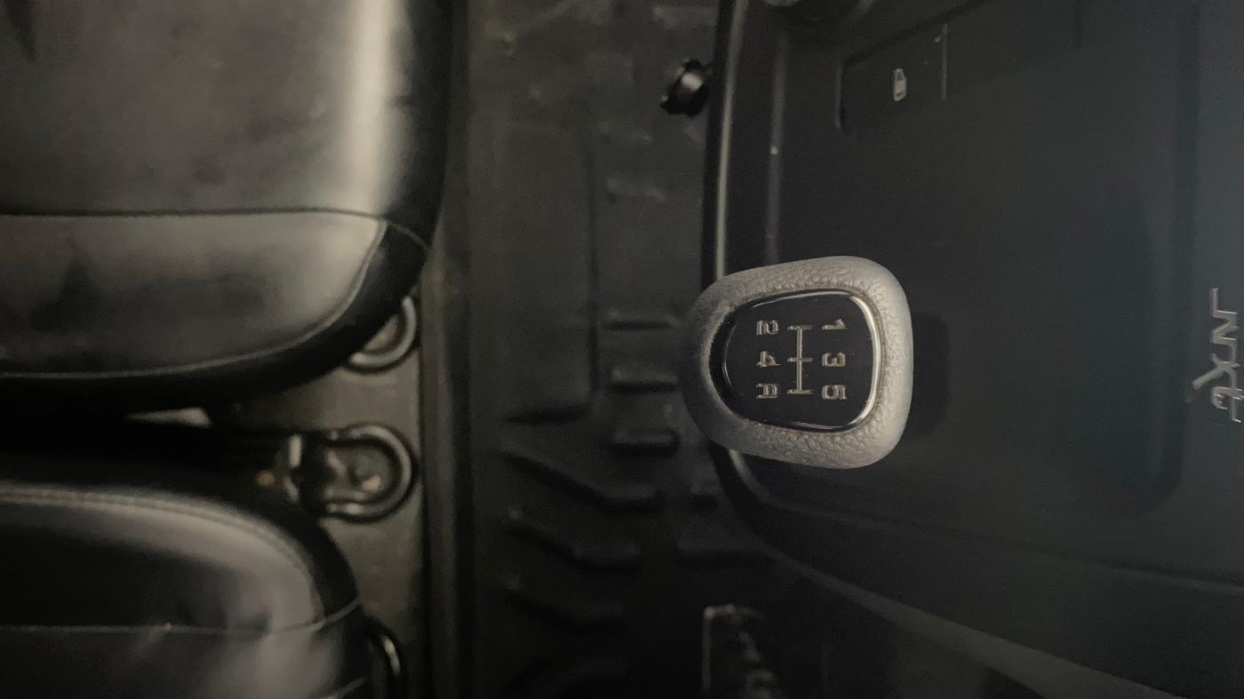 2018 Mahindra Kuv100 K8 6 STR, Petrol, Manual, 66,771 km, Gear Lever