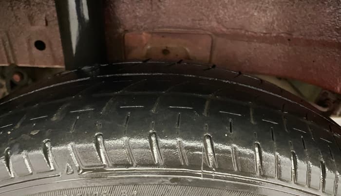 2018 Mahindra Kuv100 K8 6 STR, Petrol, Manual, 66,771 km, Right Rear Tyre Tread