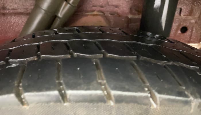 2018 Mahindra Kuv100 K8 6 STR, Petrol, Manual, 66,771 km, Left Rear Tyre Tread
