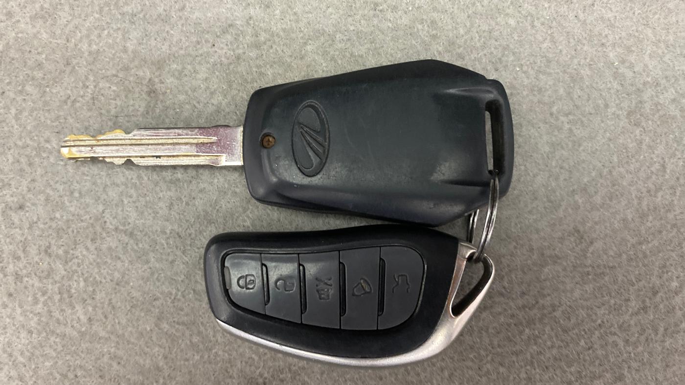 2018 Mahindra Kuv100 K8 6 STR, Petrol, Manual, 66,771 km, Key Close Up