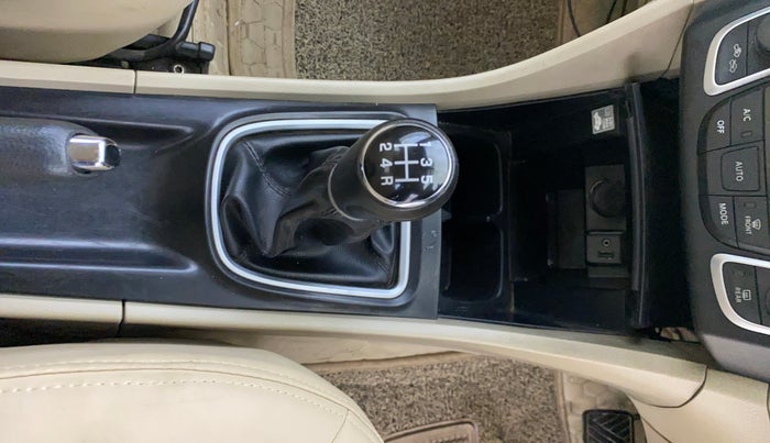 2017 Maruti Ciaz ZETA DIESEL 1.3, Diesel, Manual, 1,41,965 km, Gear Lever