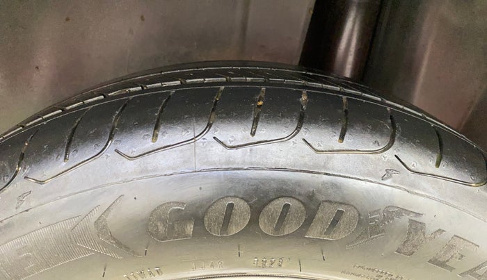 2017 Maruti Ciaz ZETA DIESEL 1.3, Diesel, Manual, 1,41,965 km, Left Rear Tyre Tread