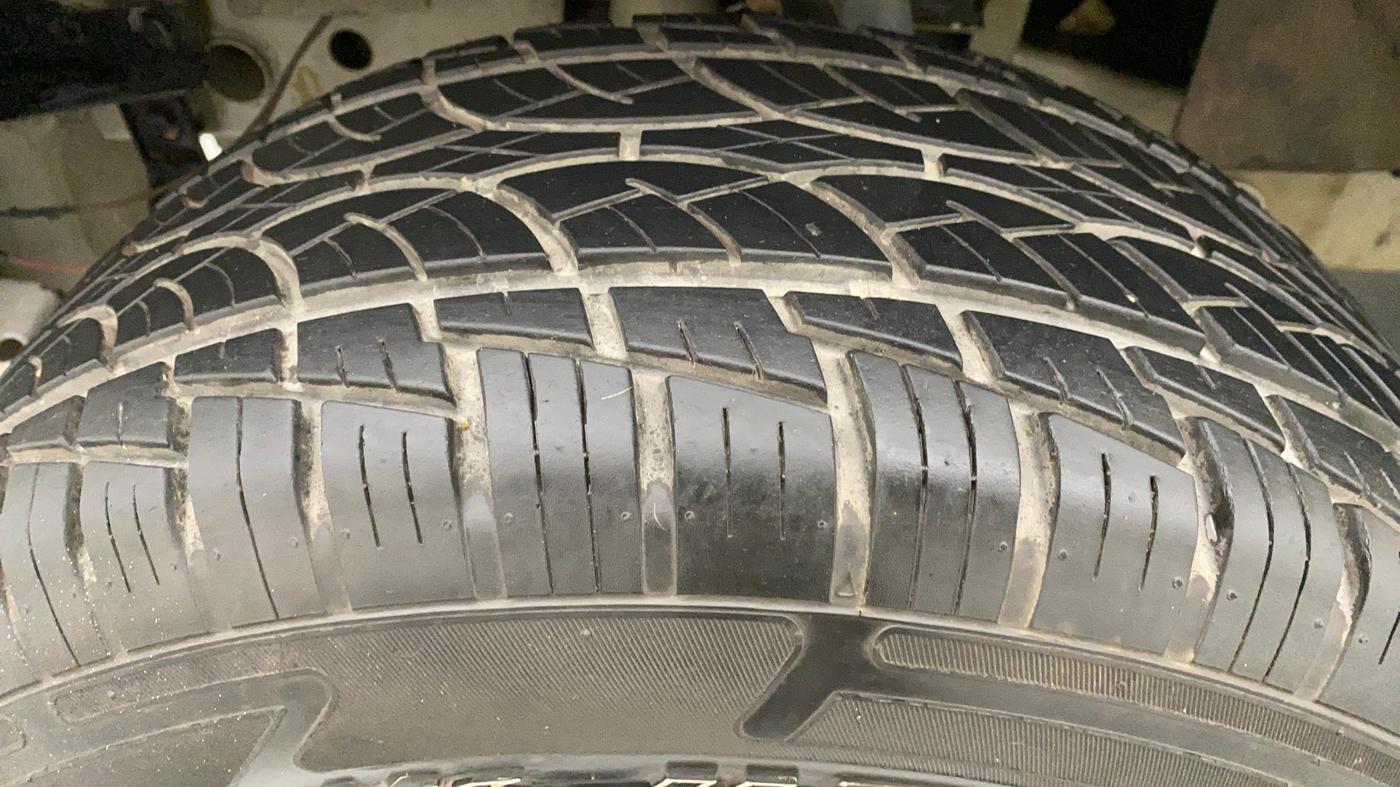 2017 Mahindra Bolero Power+ ZLX Micro Hybrid, Diesel, Manual, 99,835 km, Left Front Tyre Tread