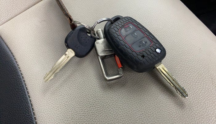 2022 Hyundai VENUE S 1.2, Petrol, Manual, 28,273 km, Key Close Up