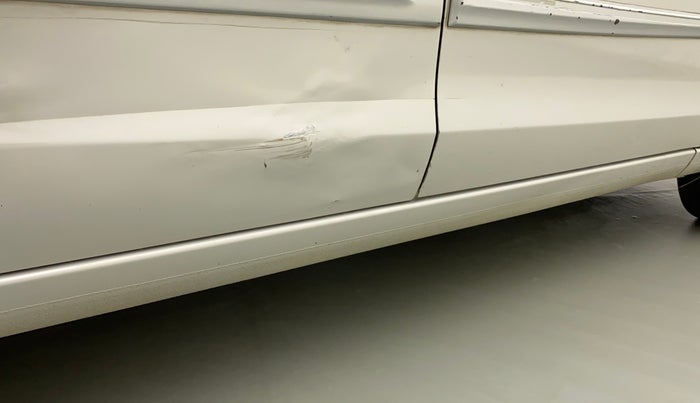 2014 Maruti Ertiga VXI, Petrol, Manual, 76,333 km, Right running board - Minor scratches