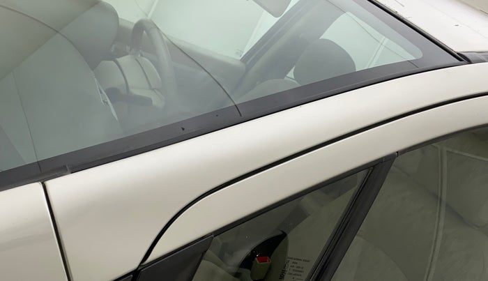 2014 Maruti Ertiga VXI, Petrol, Manual, 76,333 km, Left A pillar - Paint is slightly faded
