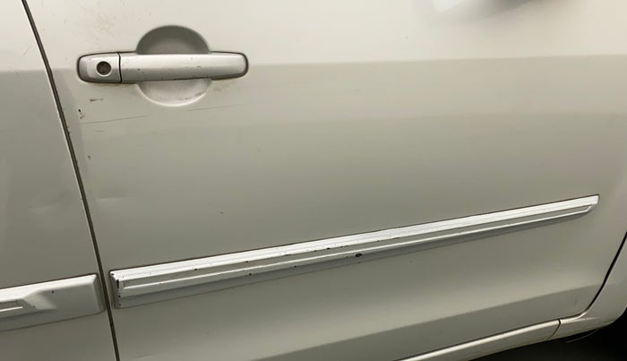 2014 Maruti Ertiga VXI, Petrol, Manual, 76,333 km, Driver-side door - Slightly dented